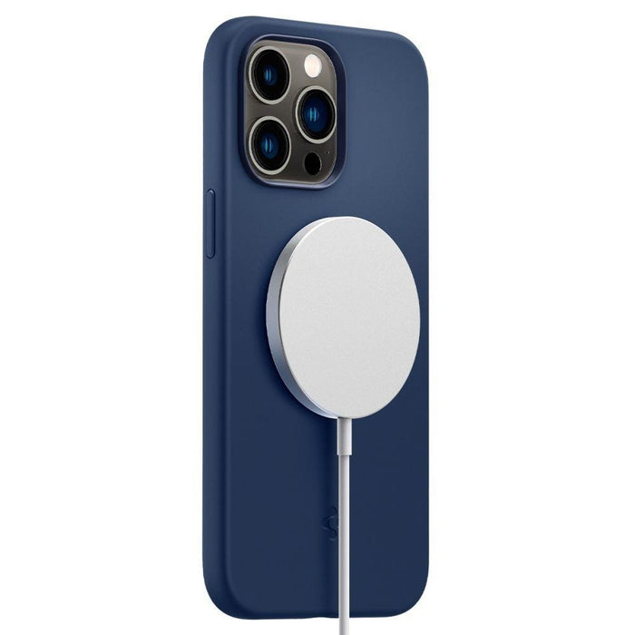 Кейс Spigen SILICONE FIT съвместим с MagSafe